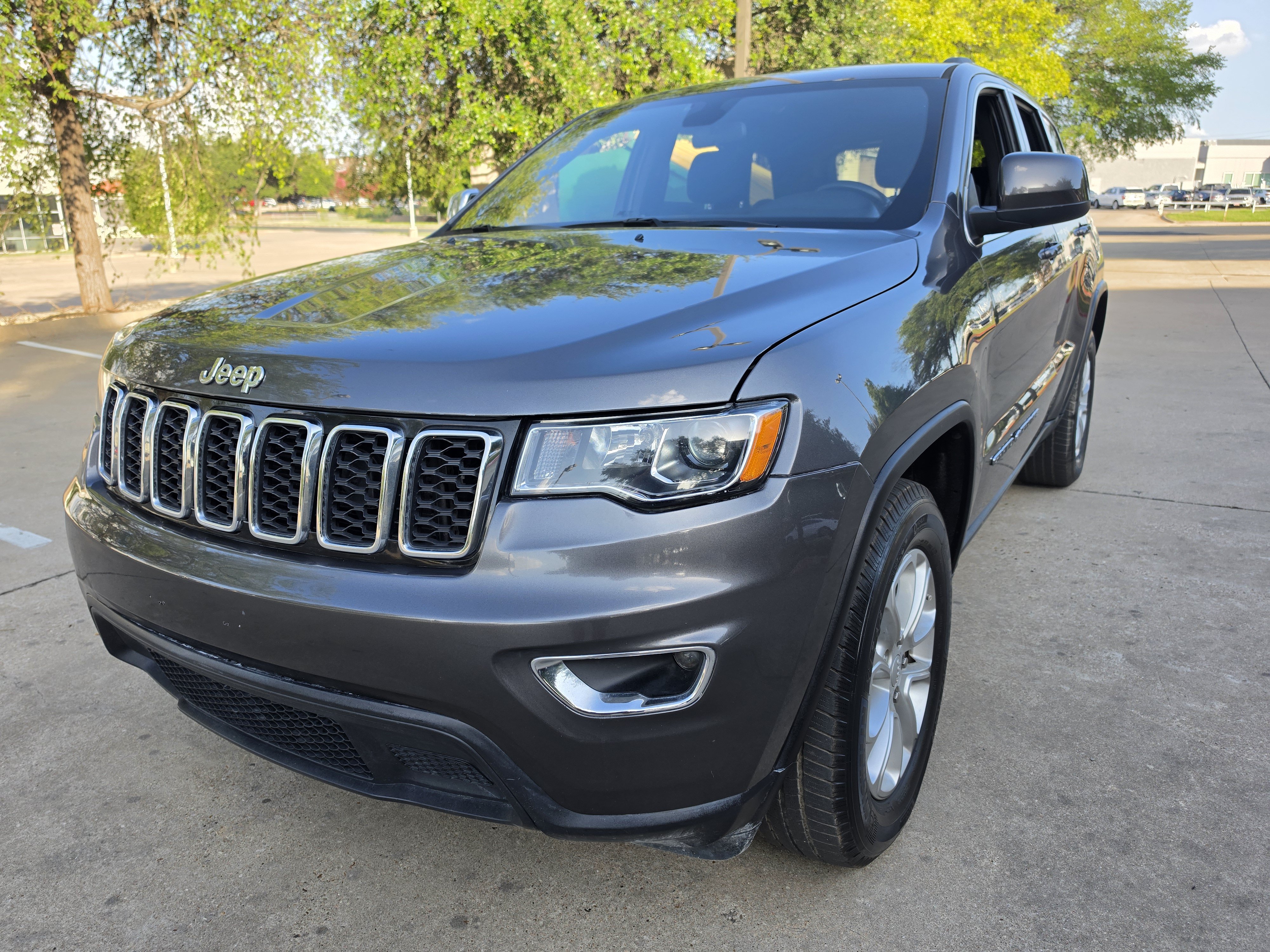 Used 2021 Jeep Grand Cherokee Laredo AWD/4WD image 3