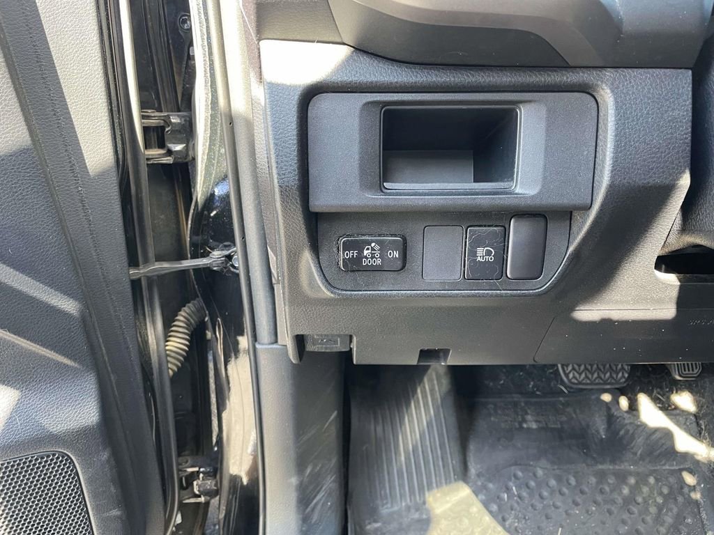 Used 2018 Toyota Tacoma SR5 w/ SR5 Appearance Package (SM) image 30