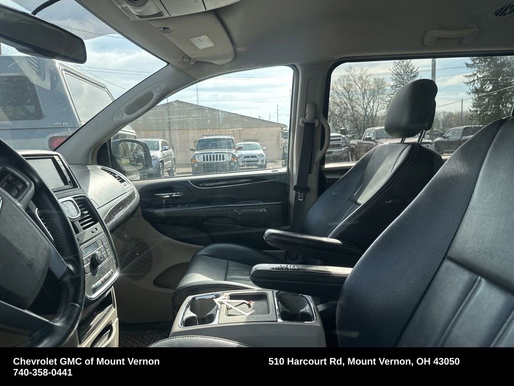 Used 2013 Chrysler Town & Country Touring image 7