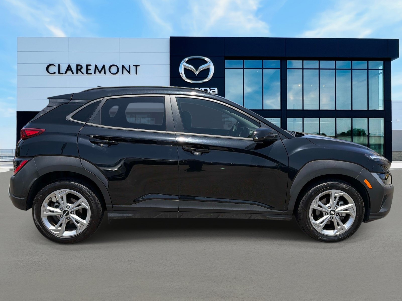 Used 2023 Hyundai Kona SEL w/ Cargo Package FWD image 4