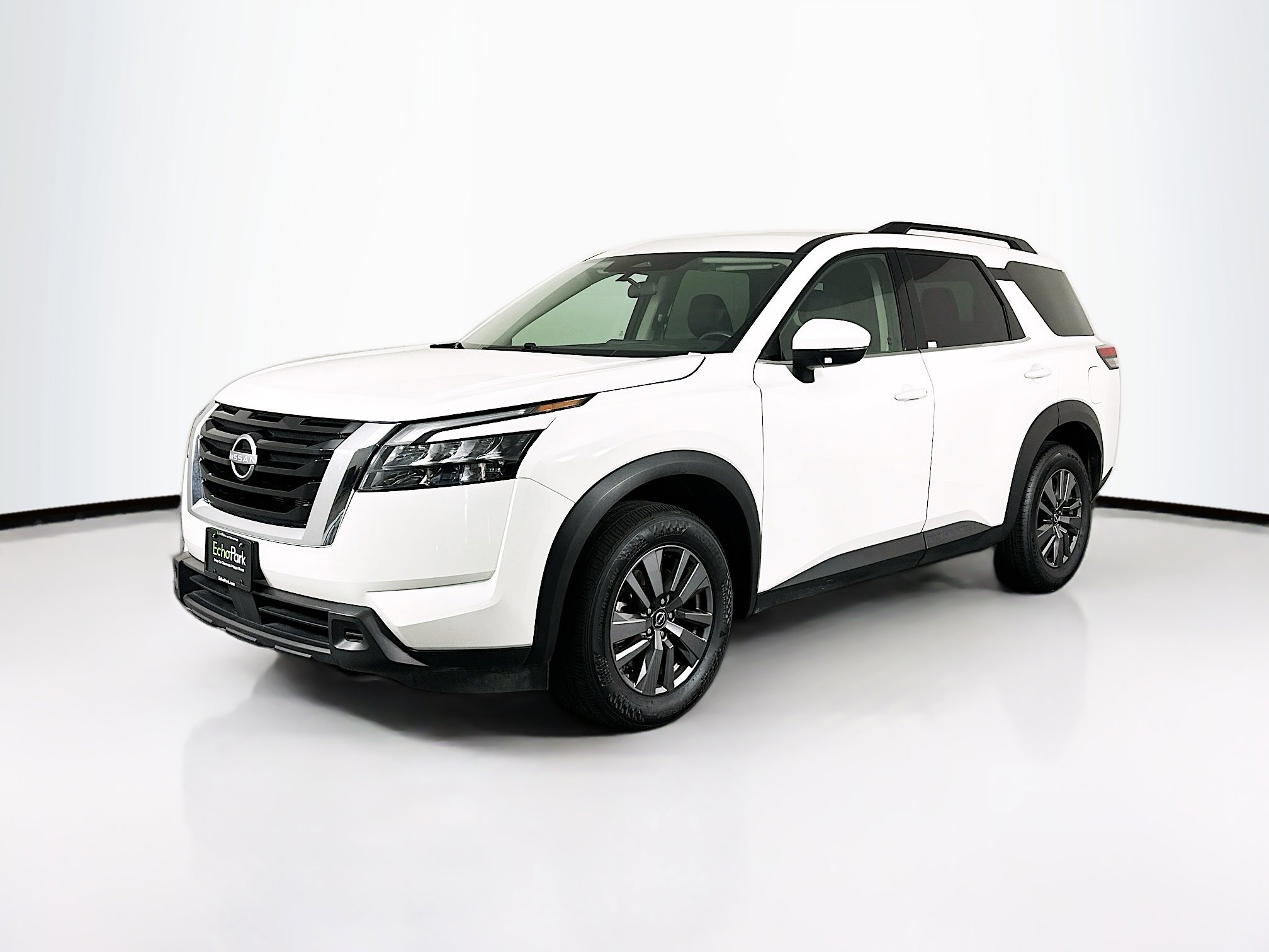 Used 2025 Nissan Pathfinder SV image 3