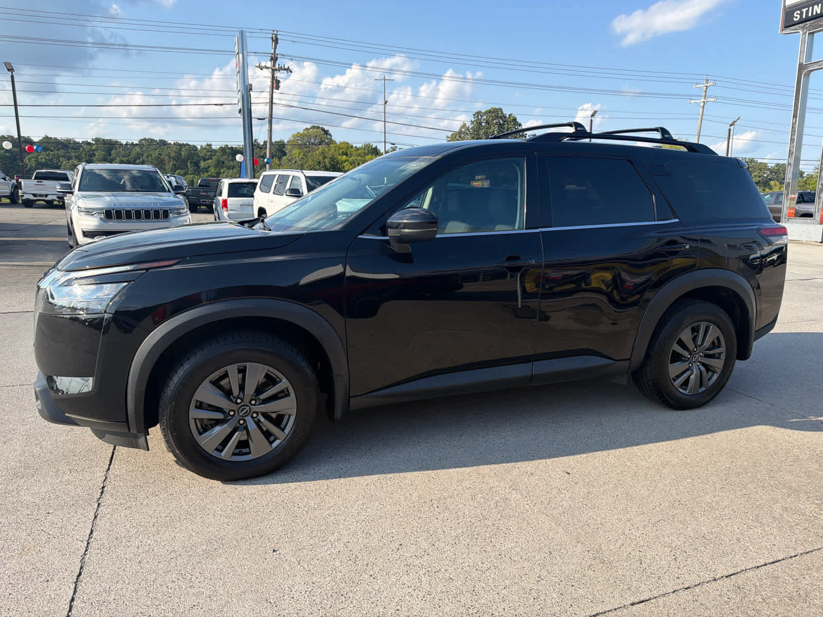 Used 2023 Nissan Pathfinder SV AWD/4WD image 5