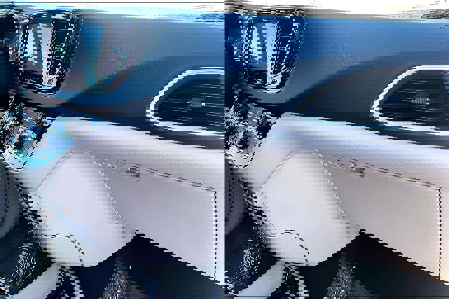 Used 2023 Chrysler Pacifica Touring-L image 18