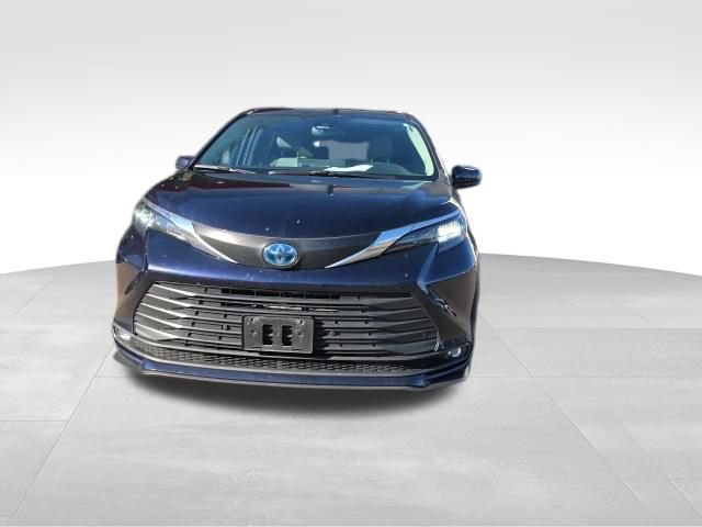 Certified 2025 Toyota Sienna XLE w/ XLE Plus Package AWD/4WD image 2