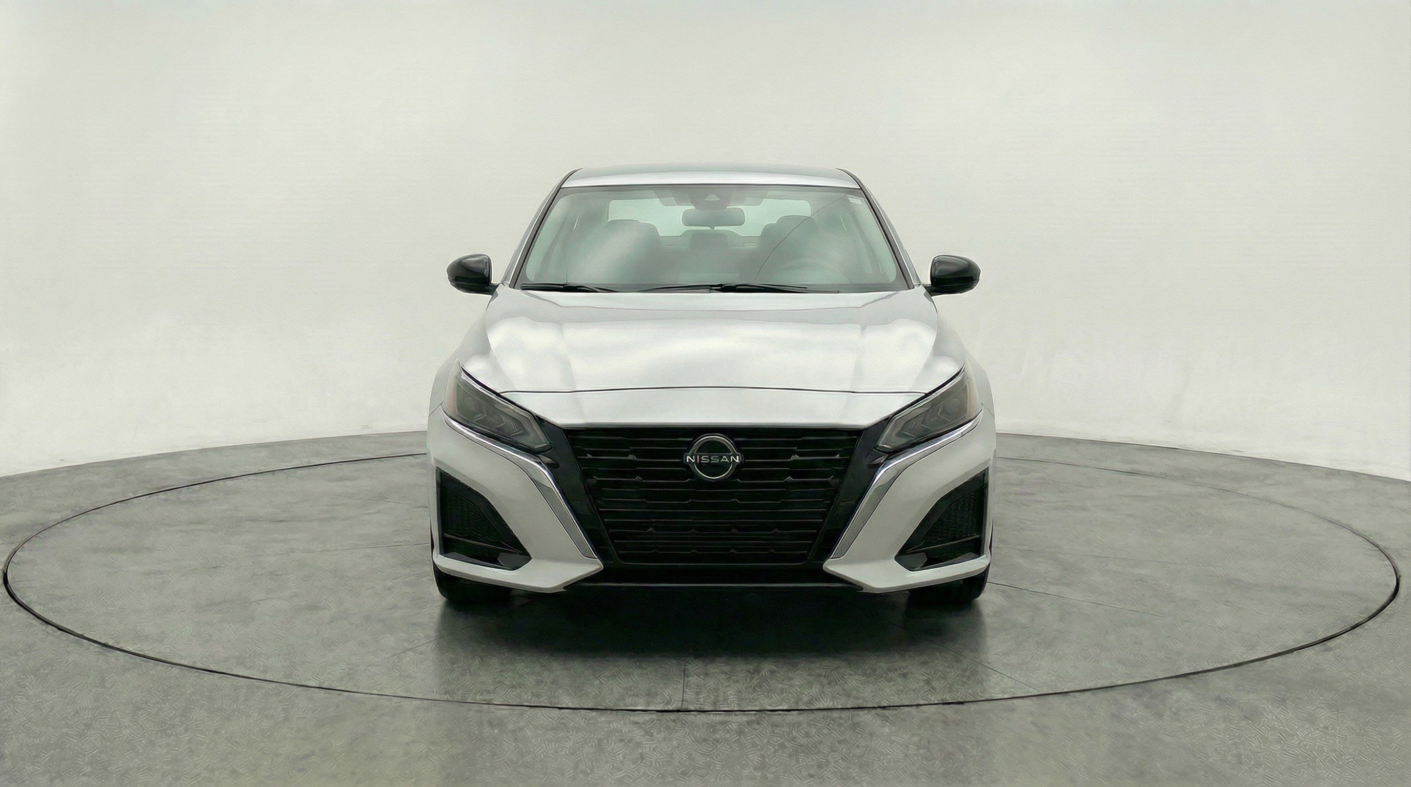 Used 2025 Nissan Altima 2.5 SV FWD image 2