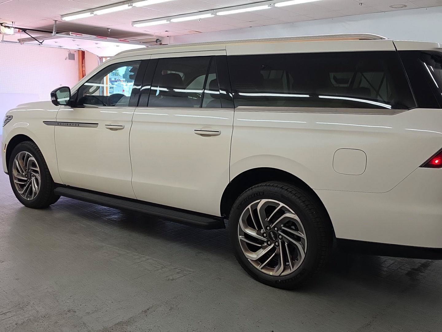 New 2027 Lincoln Navigator L Premier AWD/4WD image 3
