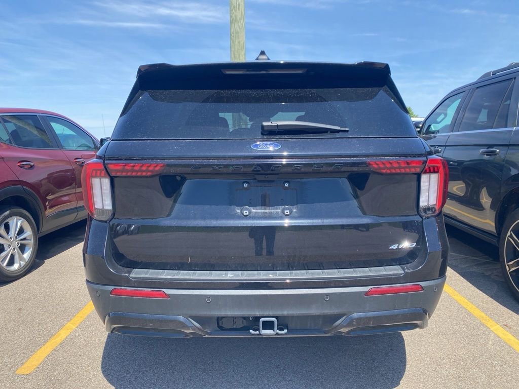 Used 2025 Ford Explorer ST-Line w/ ST-Line Street Pack AWD/4WD image 11