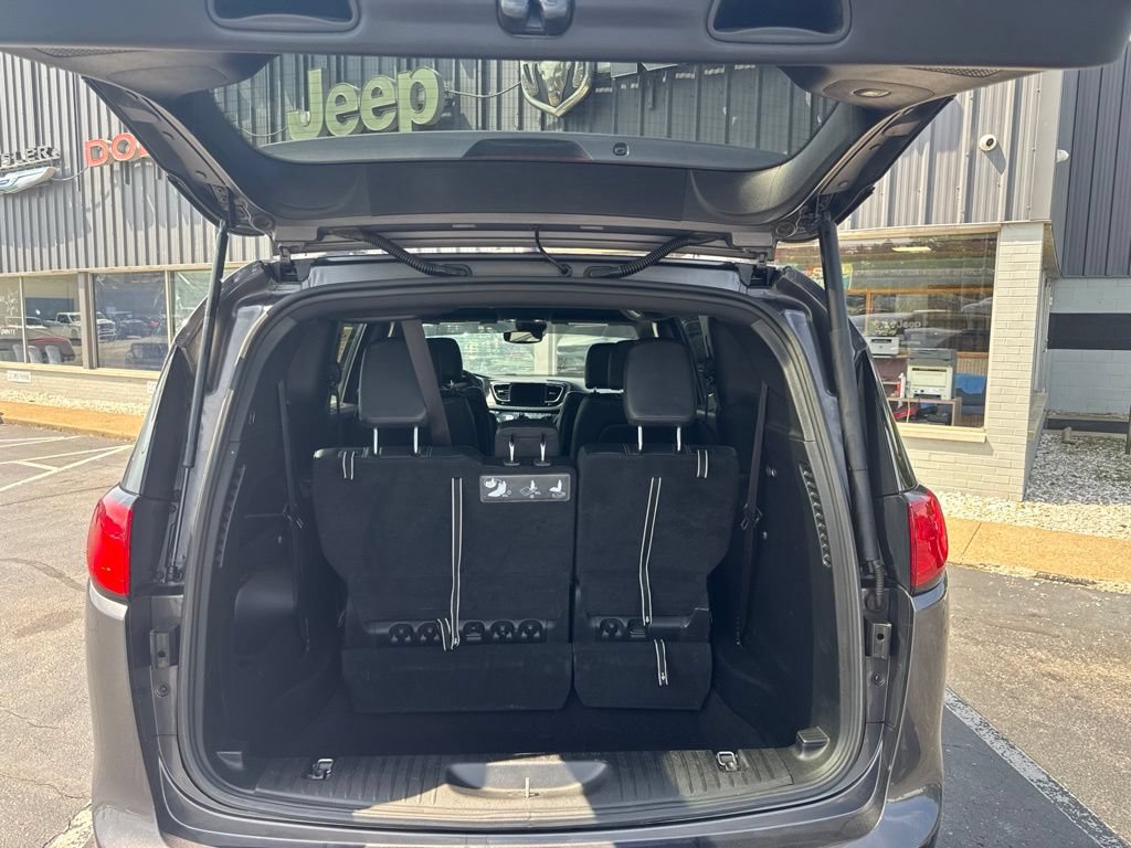 Used 2019 Chrysler Pacifica Touring-L Plus w/ Advanced Safetytec Group FWD image 18