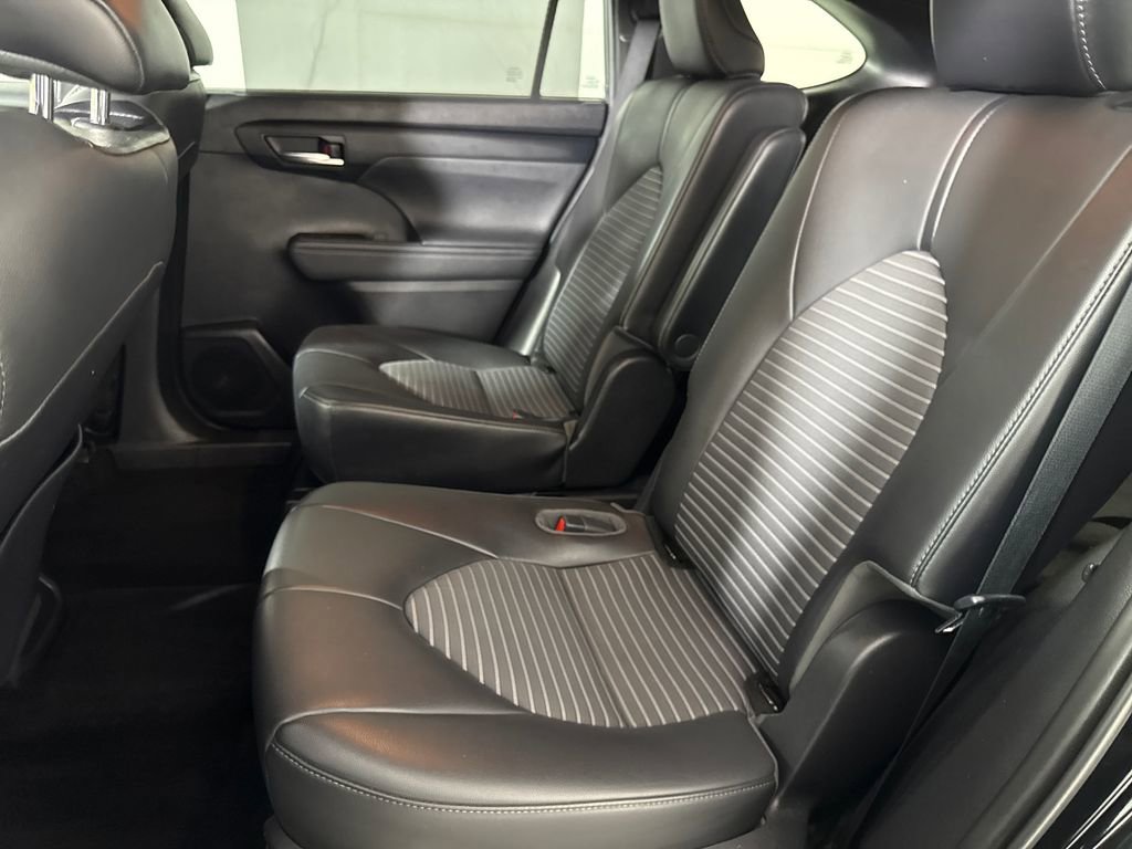 Used 2021 Toyota Highlander XSE FWD image 13