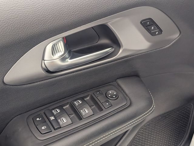 Used 2025 Chrysler Pacifica Select FWD image 11