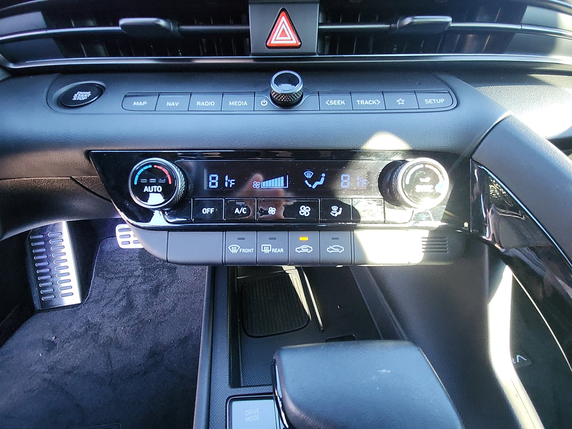 Used 2025 Hyundai Elantra SEL w/ Cargo Package image 23