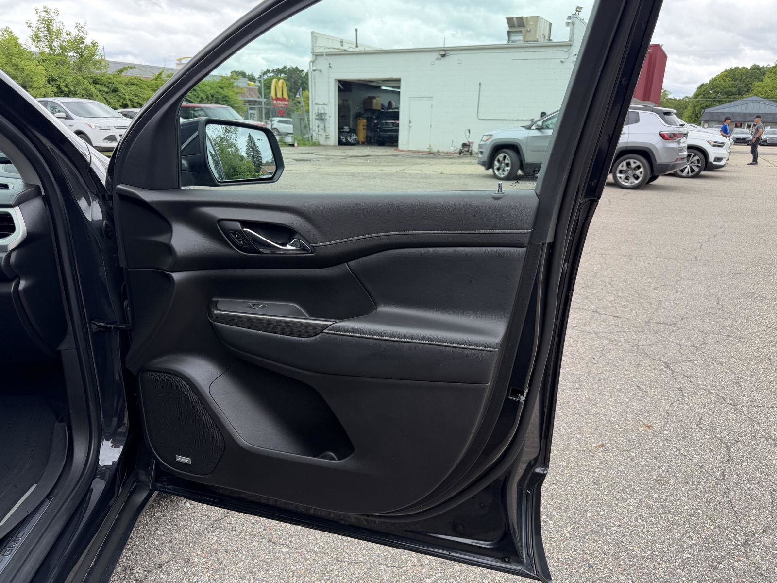 Used 2020 GMC Acadia SLT w/ LPO, Floor Liner Package AWD/4WD image 28