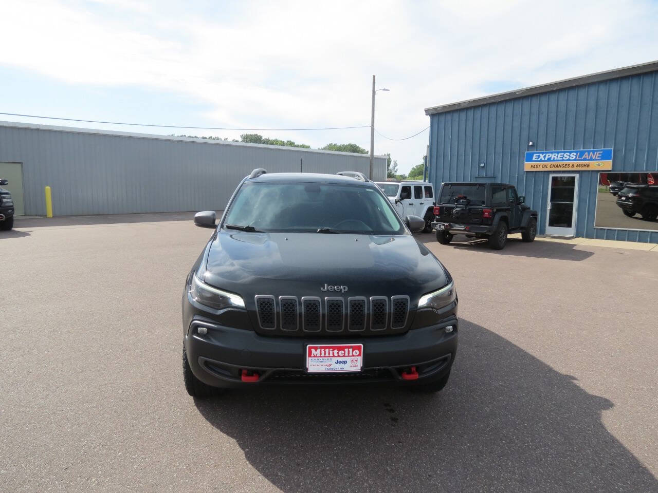 Used 2019 Jeep Cherokee Trailhawk w/ Cold Weather Group AWD/4WD image 3