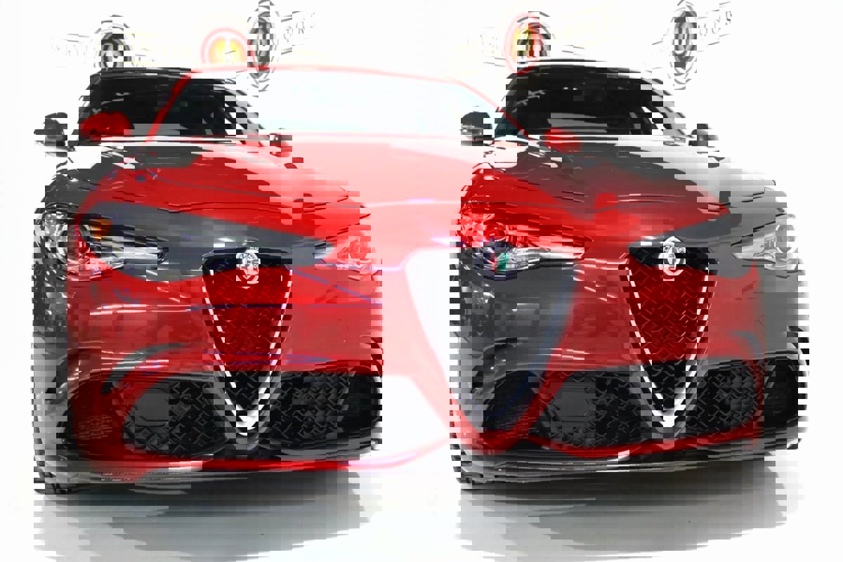 Used 2018 Alfa Romeo Giulia Quadrifoglio w/ Driver Assist Dynamic Package image 32