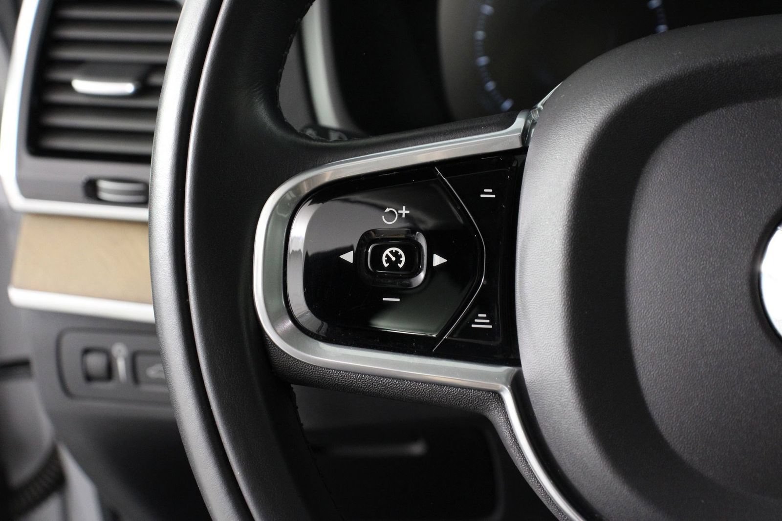 Used 2017 Volvo XC90 T8 Inscription w/ Luxury Package AWD/4WD image 10