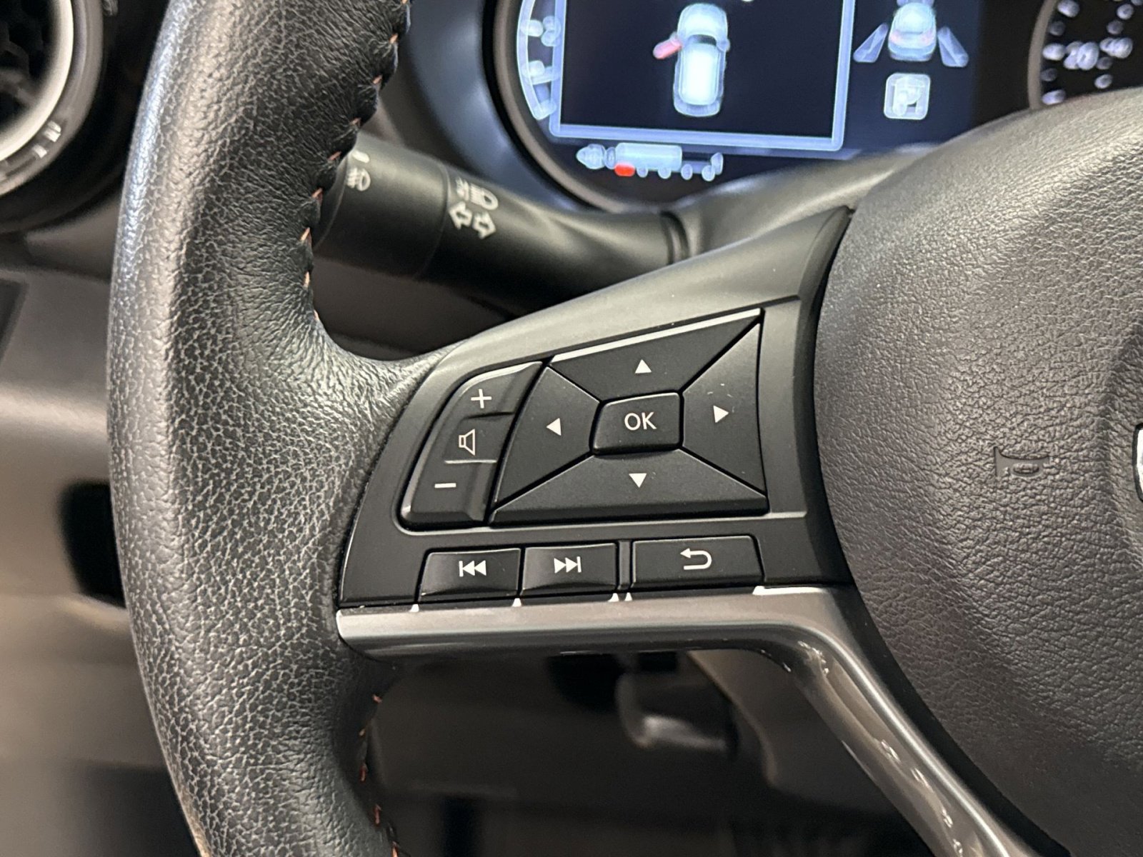 Used 2018 Nissan Kicks SR w/ Premium Package FWD image 38