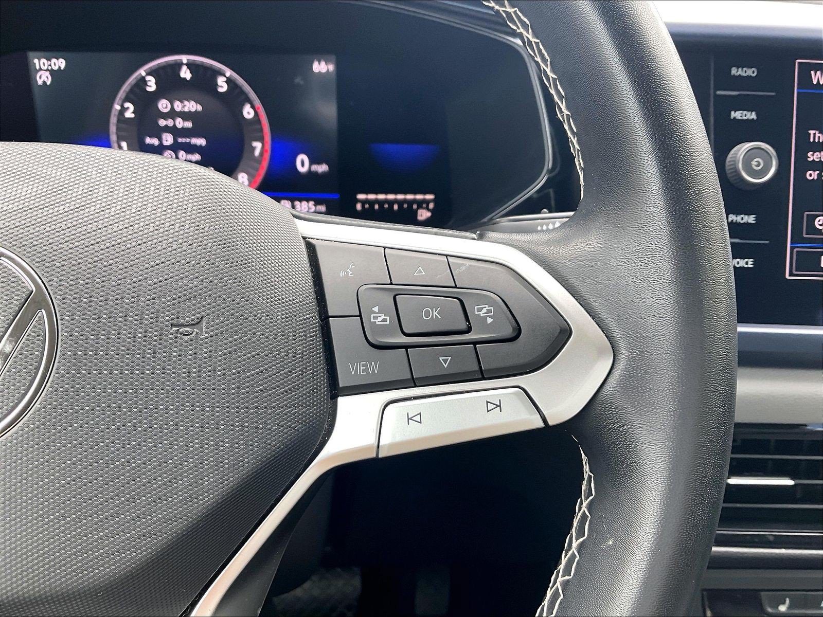 Certified 2022 Volkswagen Taos SE FWD image 19