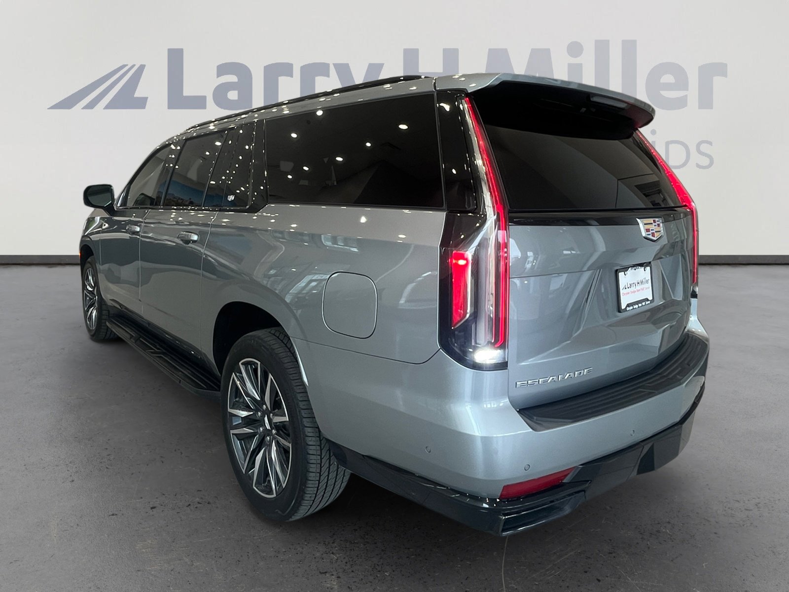 Used 2024 Cadillac Escalade ESV Sport image 3