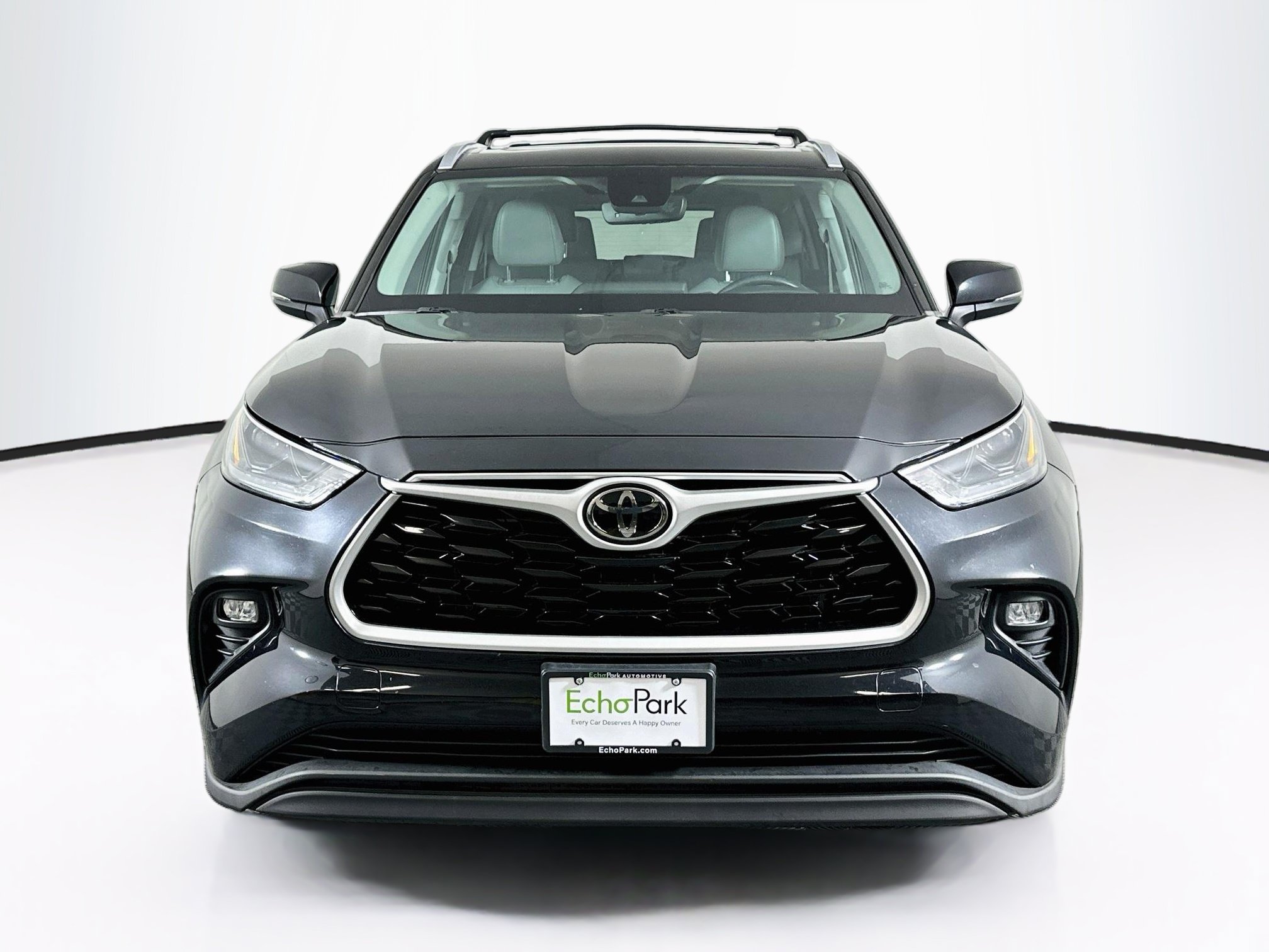 Used 2023 Toyota Highlander XLE FWD image 2