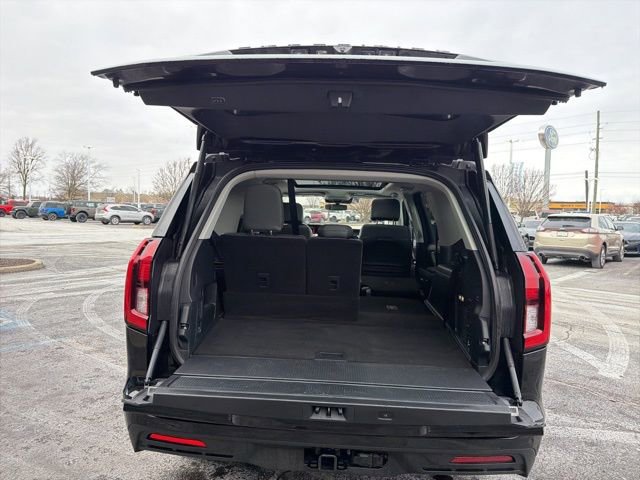 Certified 2025 Ford Expedition Active image 8