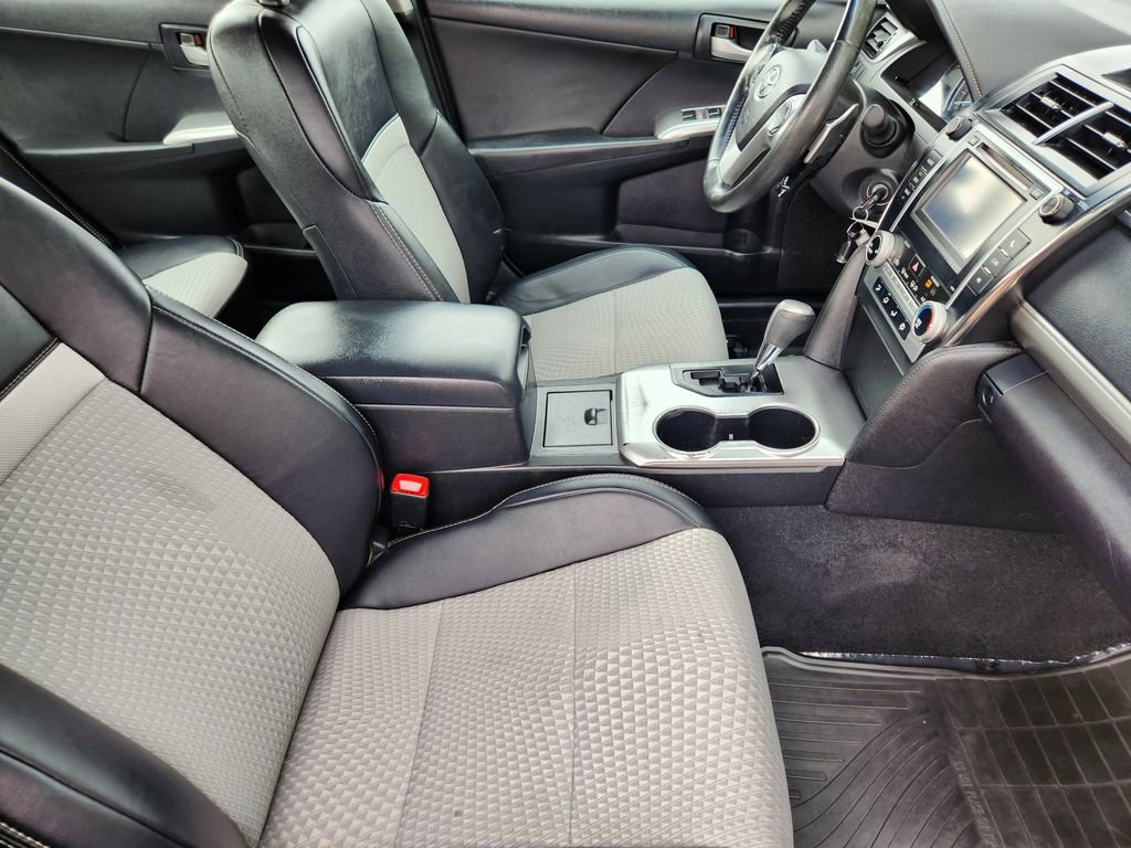 Used 2014 Toyota Camry SE FWD image 5
