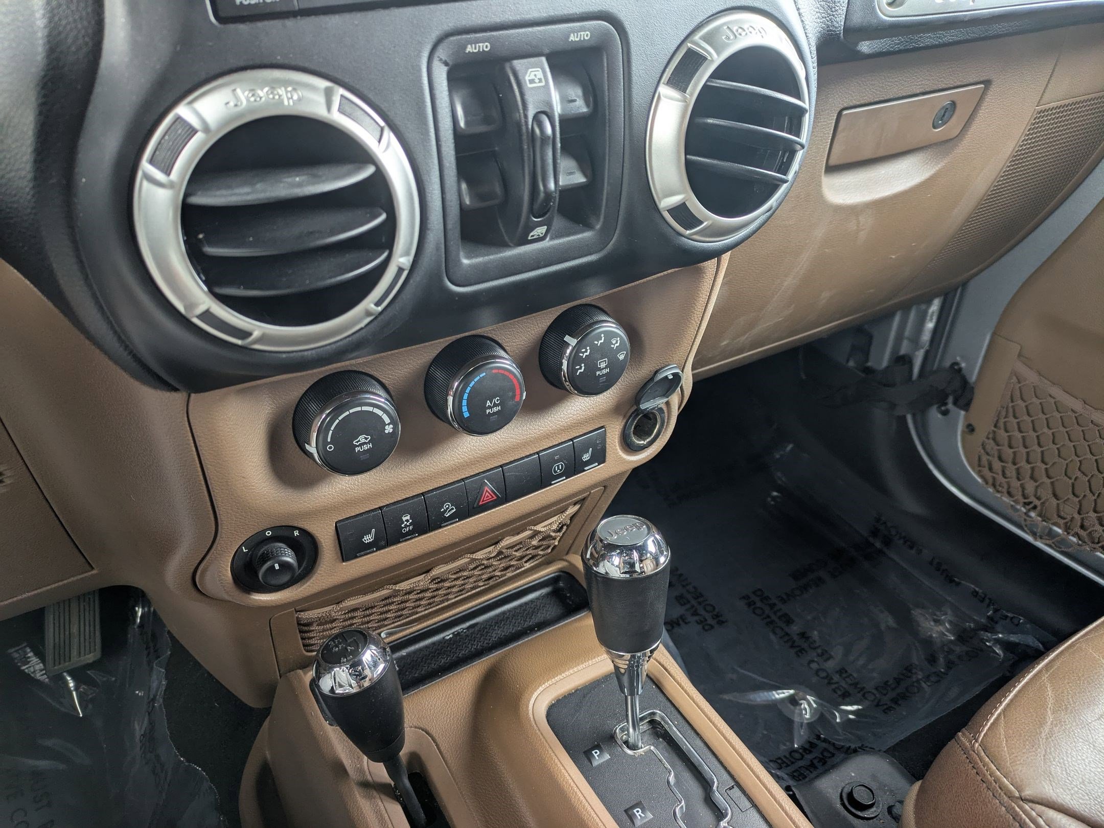 Used 2018 Jeep Wrangler Unlimited Sahara w/ Connectivity Group image 13