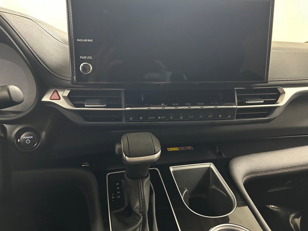 Used 2025 Toyota Sienna Platinum AWD/4WD image 20