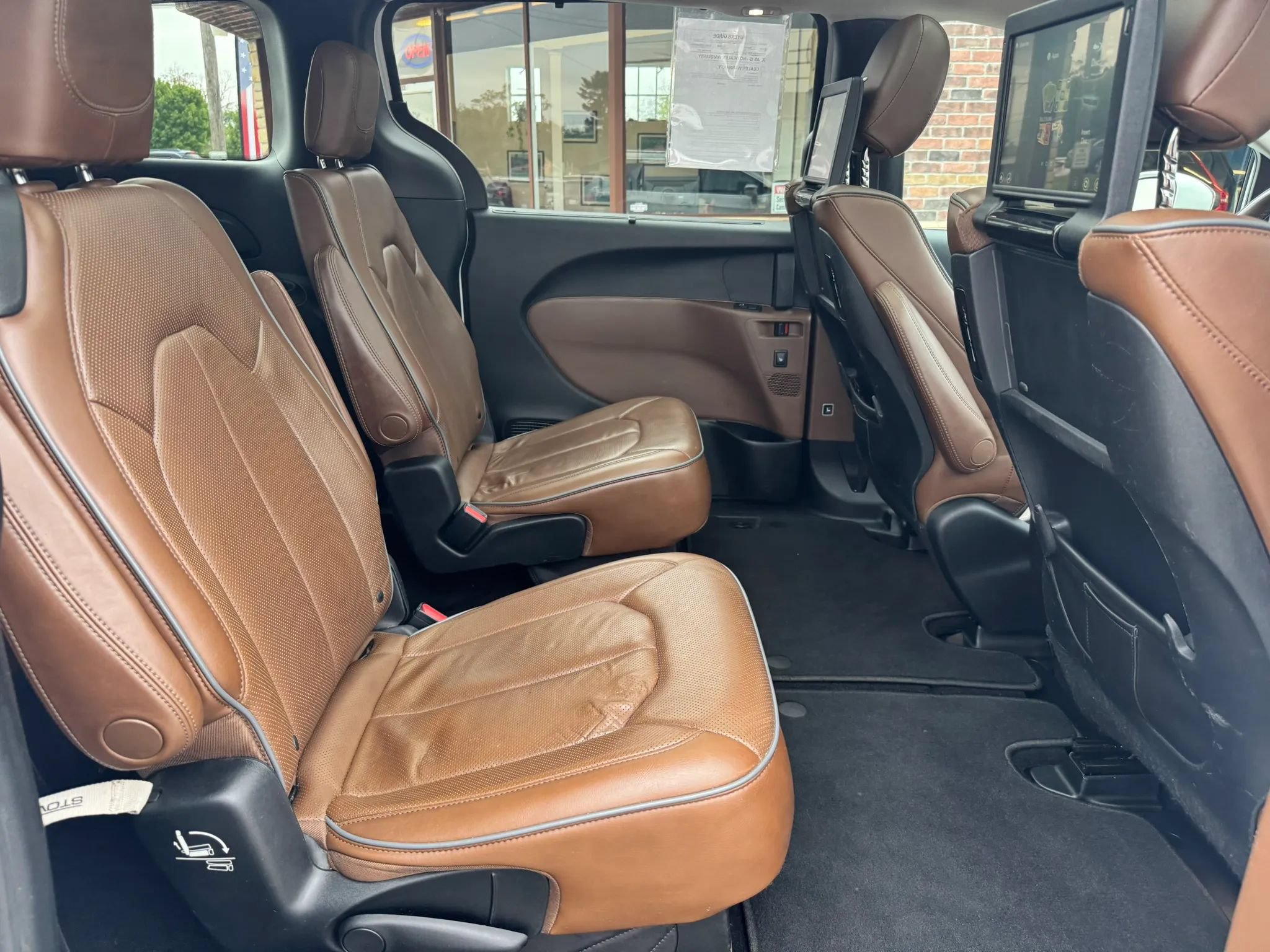 Used 2018 Chrysler Pacifica Limited w/ Tire & Wheel Group FWD image 42