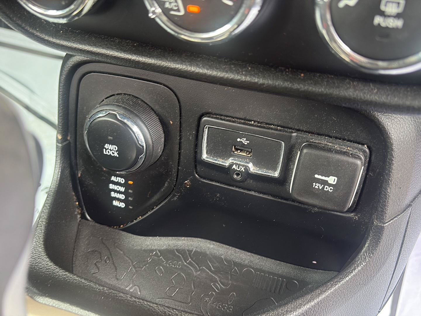Used 2016 Jeep Renegade 75th Anniversary AWD/4WD image 21
