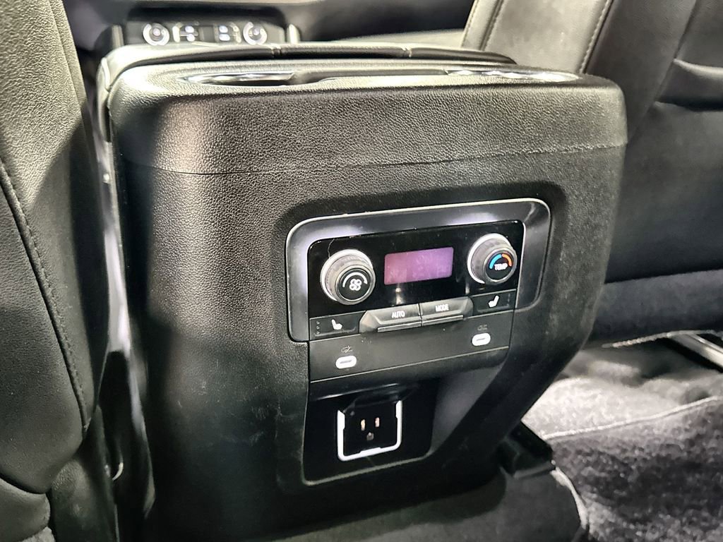 Used 2024 Chevrolet Suburban Premier image 28