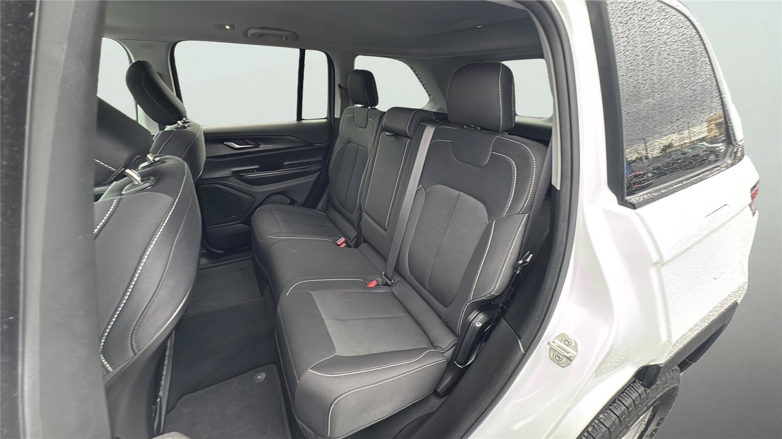 Used 2023 Jeep Grand Cherokee Laredo AWD/4WD image 19