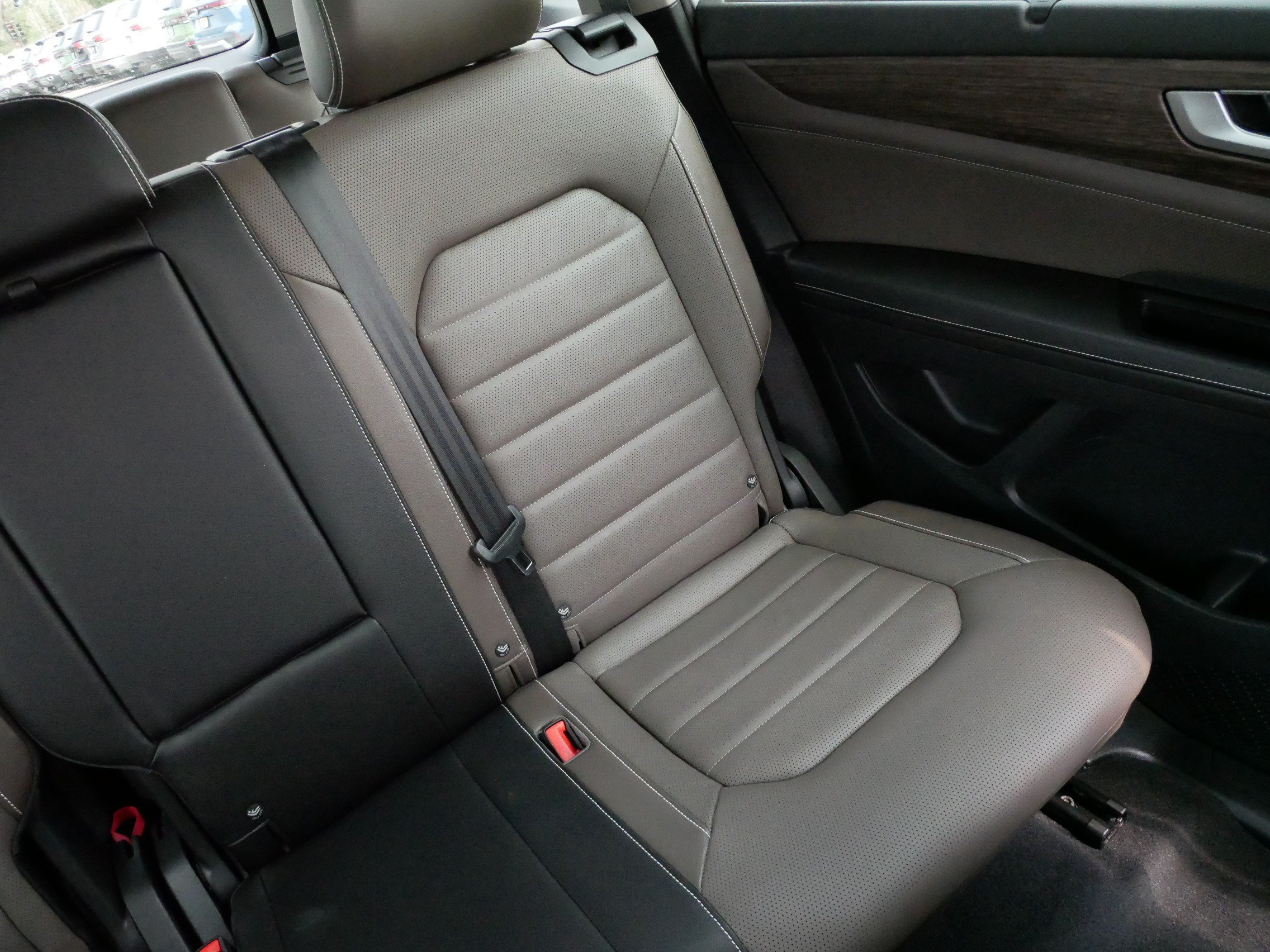 Used 2025 Volkswagen Atlas SEL AWD/4WD image 14