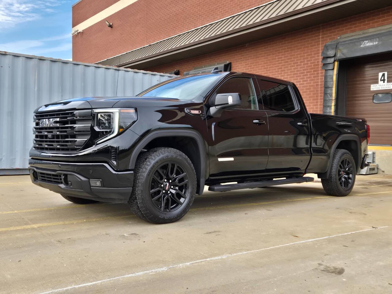 Used 2025 GMC Sierra 1500 Elevation w/ Elevation Premium Package AWD/4WD image 9