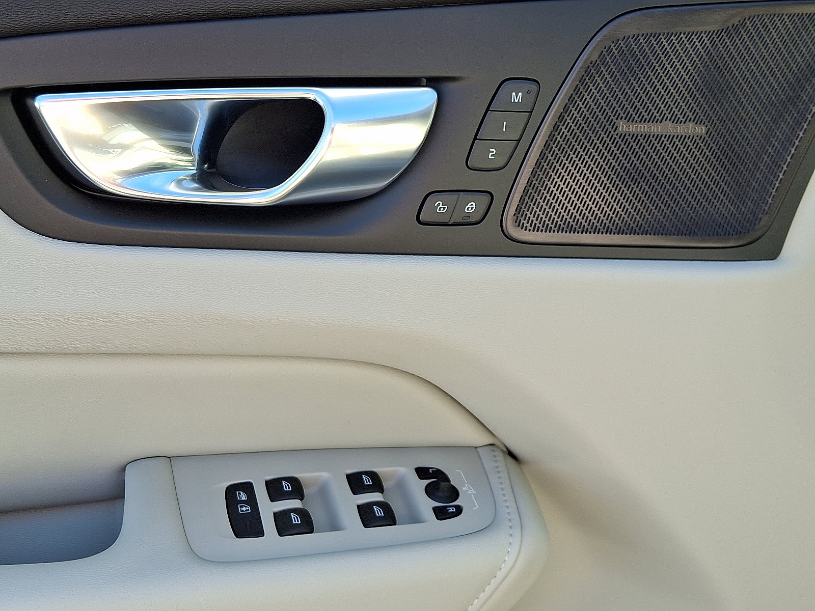 New 2026 Volvo XC60 B5 Ultra w/ Protection Package Premier image 7
