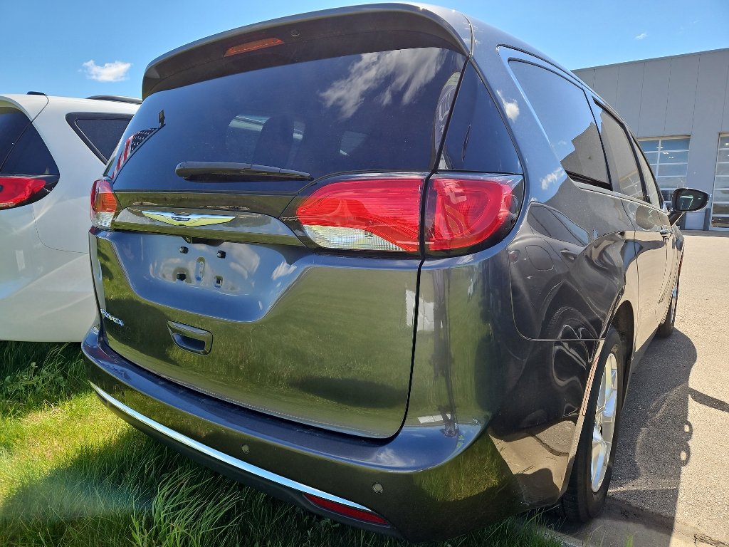 Used 2018 Chrysler Pacifica Touring Plus w/ Tire & Wheel Group FWD image 7