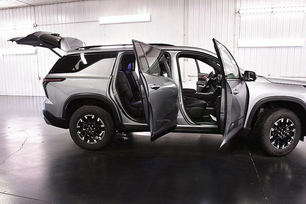 Used 2025 Chevrolet Traverse Z71 w/ Driver Confidence Package image 29