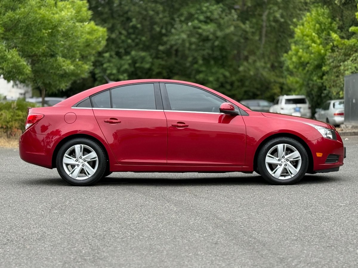 Used 2014 Chevrolet Cruze Diesel FWD image 2