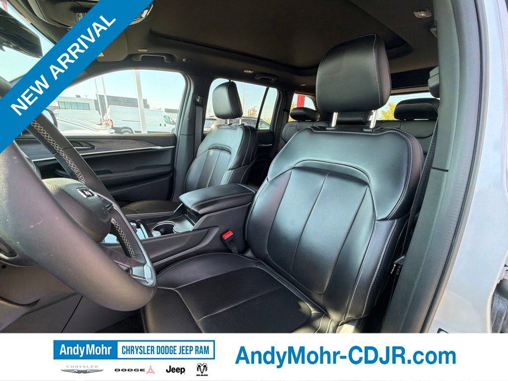 Used 2025 Jeep Grand Cherokee Limited w/ Luxury Tech Group II AWD/4WD image 12