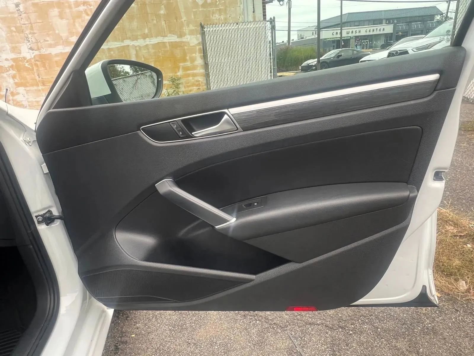 Used 2018 Volkswagen Passat 2.0T SE image 25