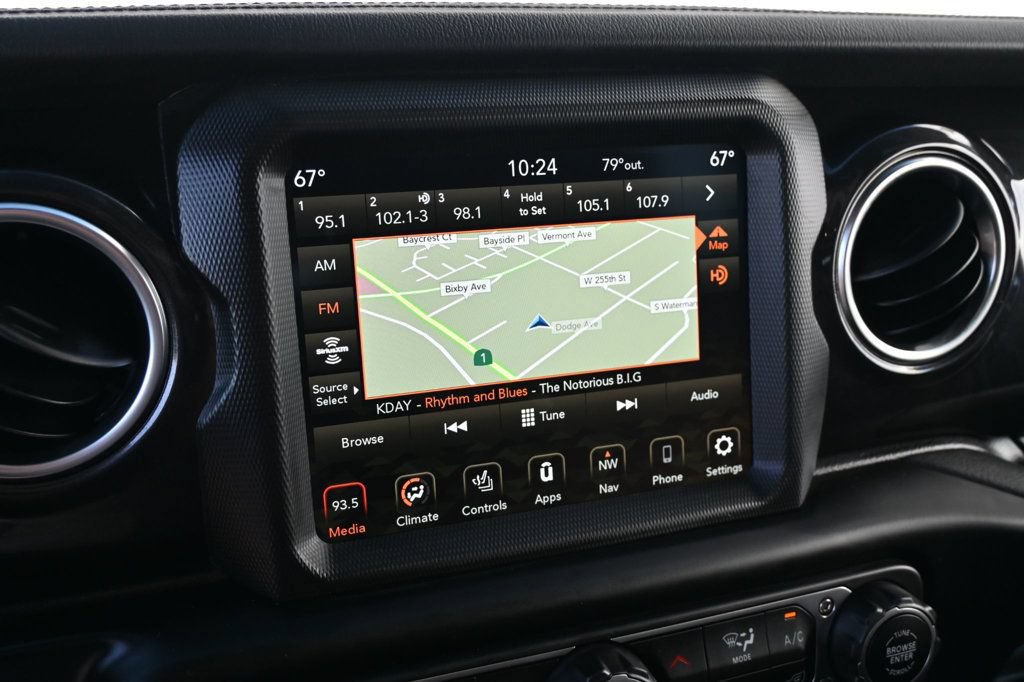 Used 2022 Jeep Wrangler Unlimited Sahara AWD/4WD image 18