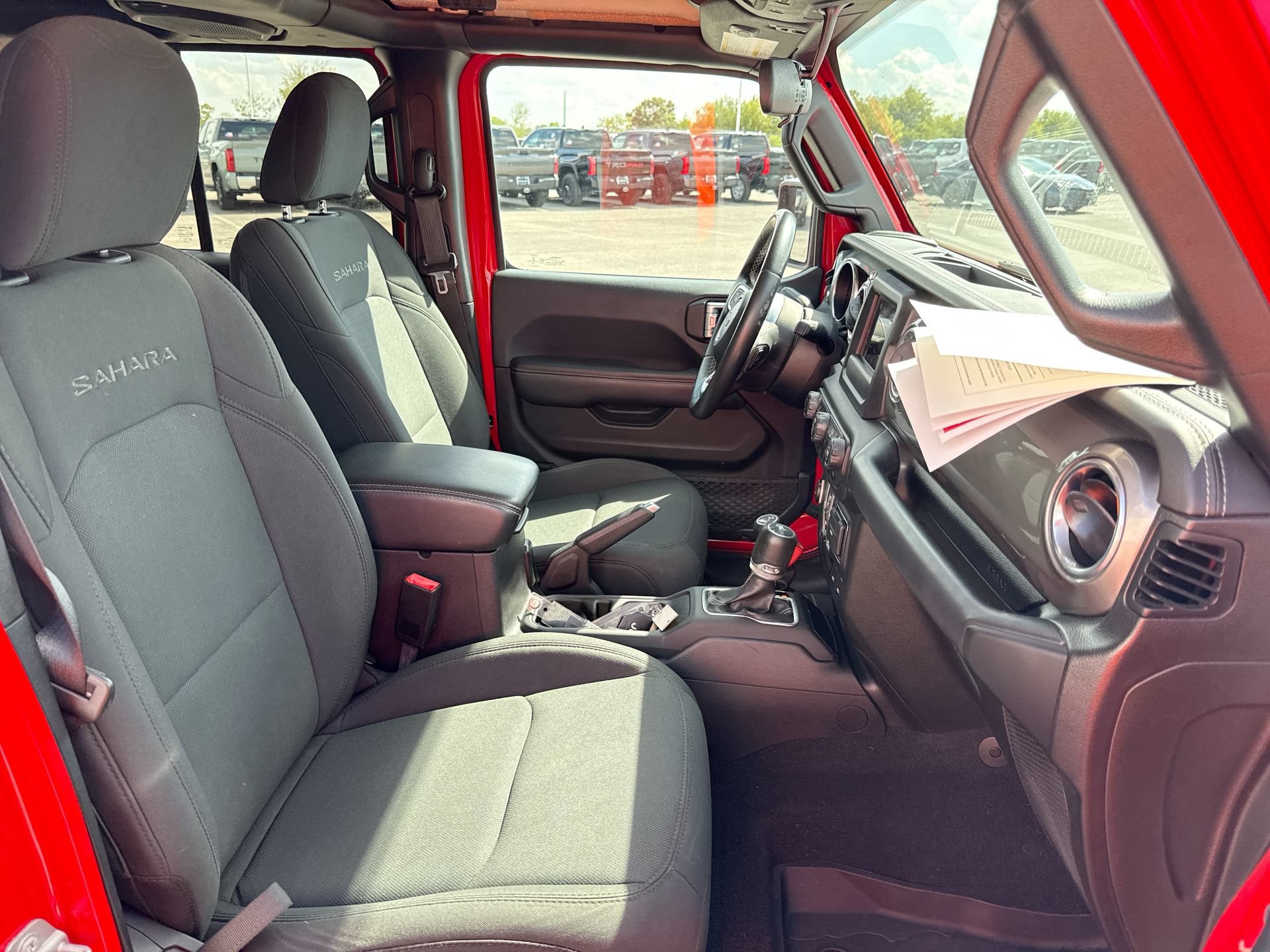 Used 2018 Jeep Wrangler Unlimited Sahara w/ LED Lighting Group AWD/4WD image 24