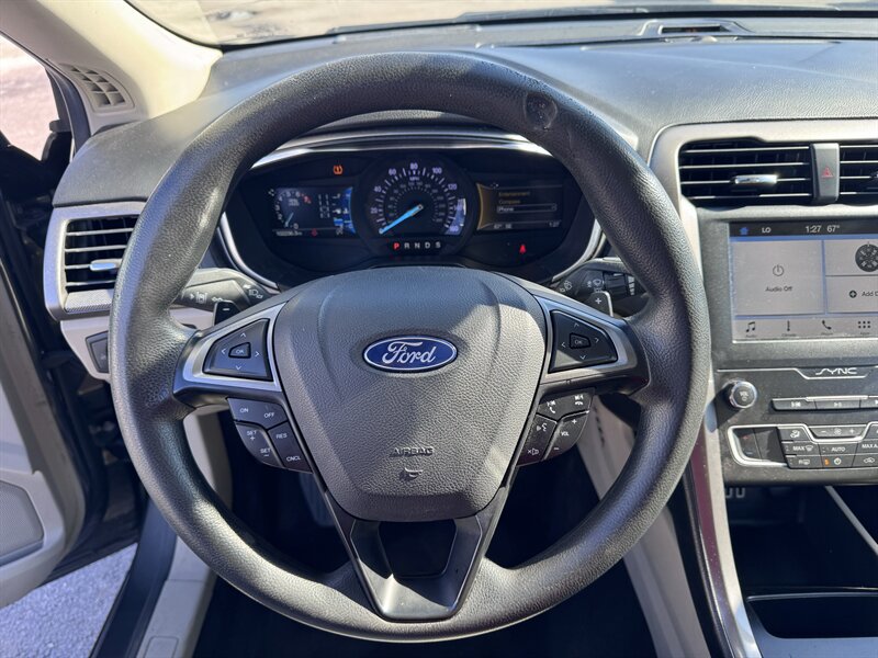 Used 2019 Ford Fusion SE FWD image 8