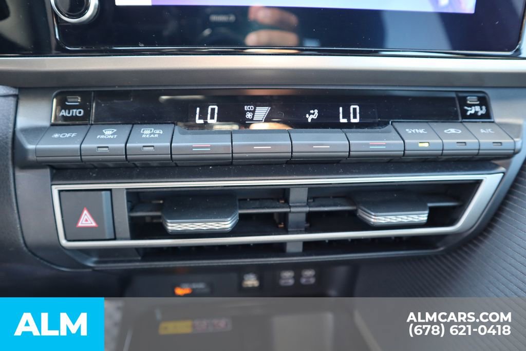 Used 2025 Toyota Camry SE image 35