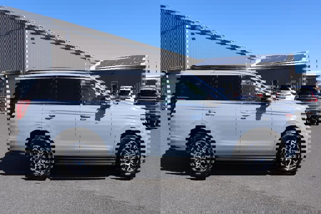 Used 2025 Ford Expedition Active image 3