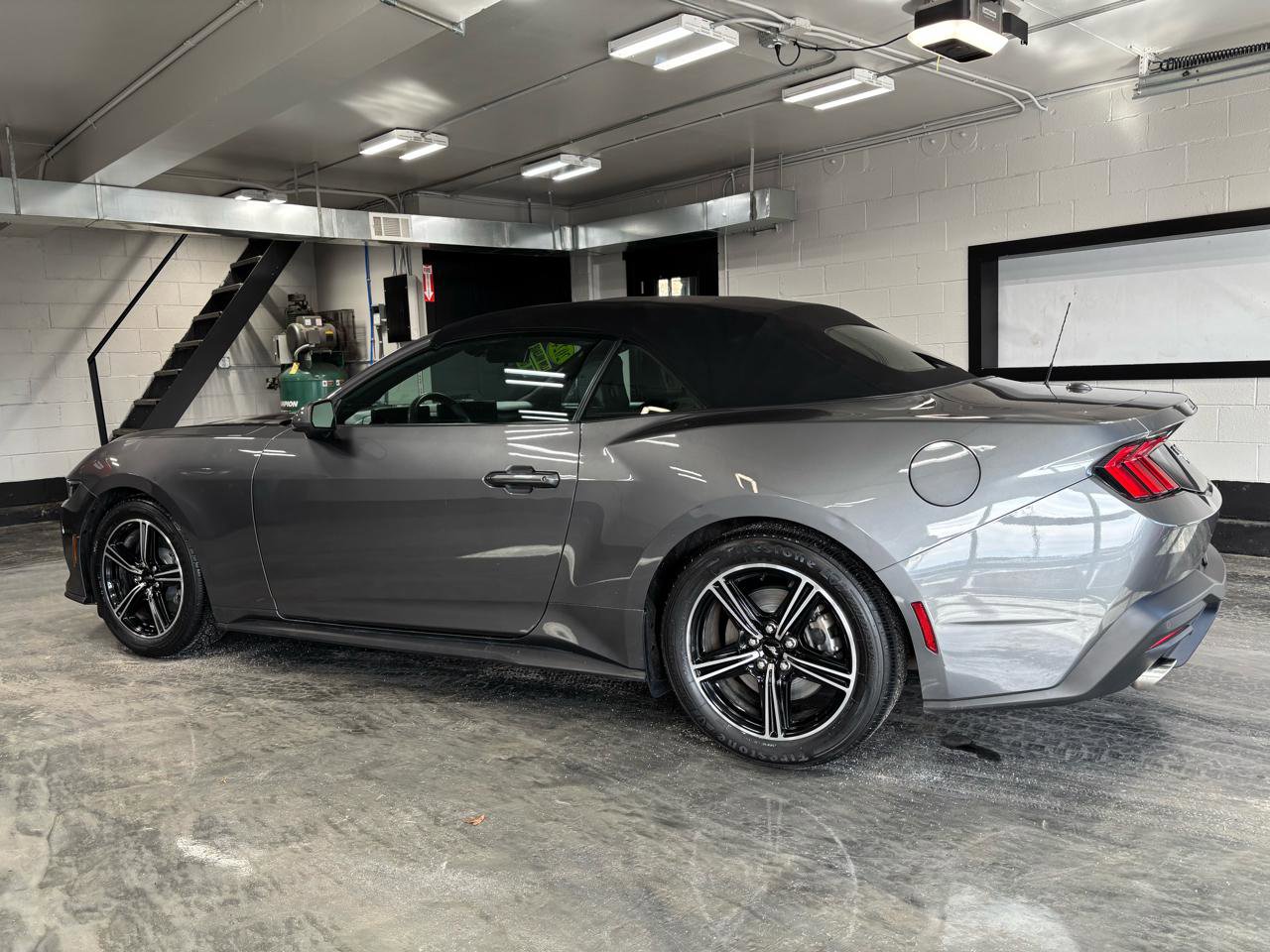 Used 2024 Ford Mustang Convertible image 7