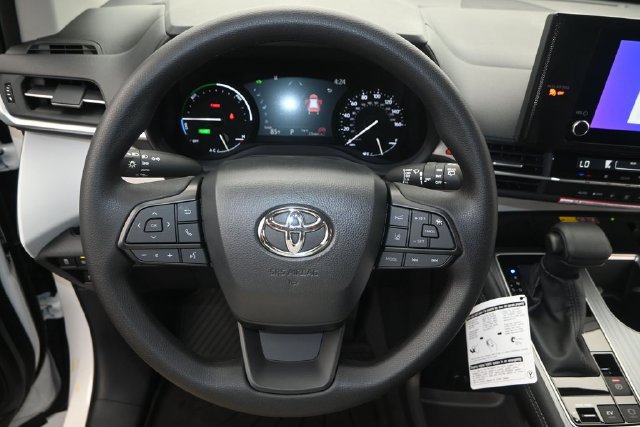 New 2026 Toyota Sienna LE FWD image 5