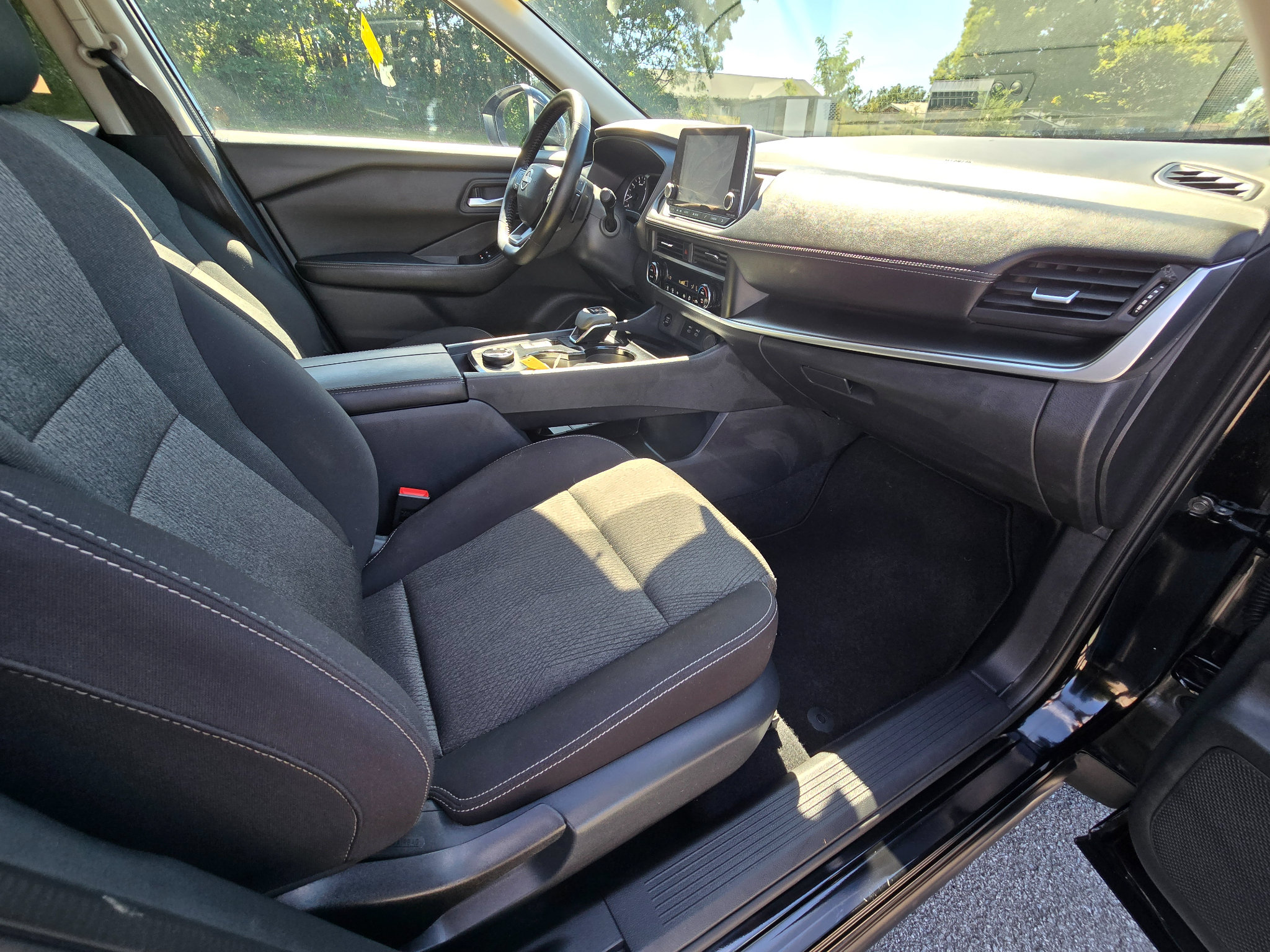 Used 2025 Nissan Rogue SV AWD/4WD image 21