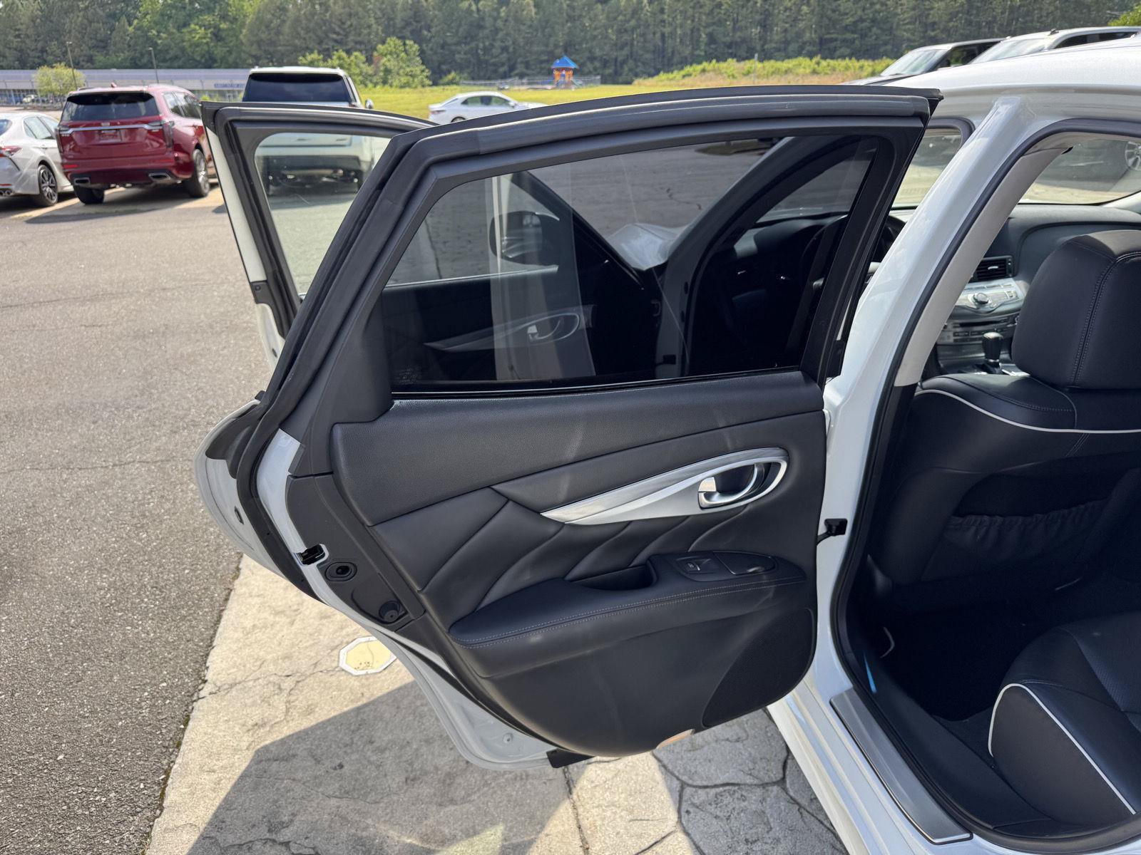 Used 2018 INFINITI Q70 Luxe RWD image 8