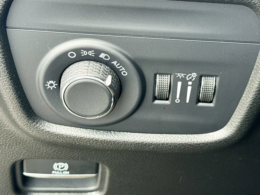 Used 2024 Jeep Grand Cherokee Altitude RWD image 11