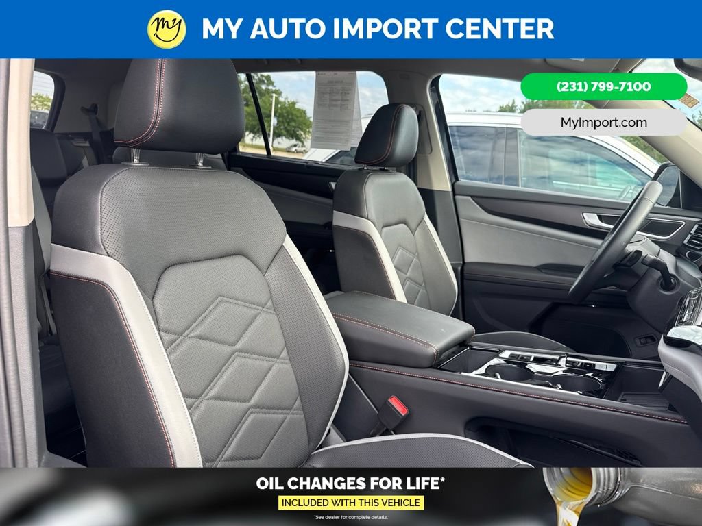 Used 2025 Volkswagen Atlas Peak Edition SE AWD/4WD image 28